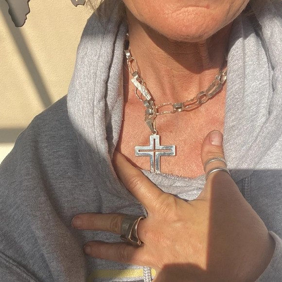 Sterling silver cross pendant (no chain) - Picture 5 of 17